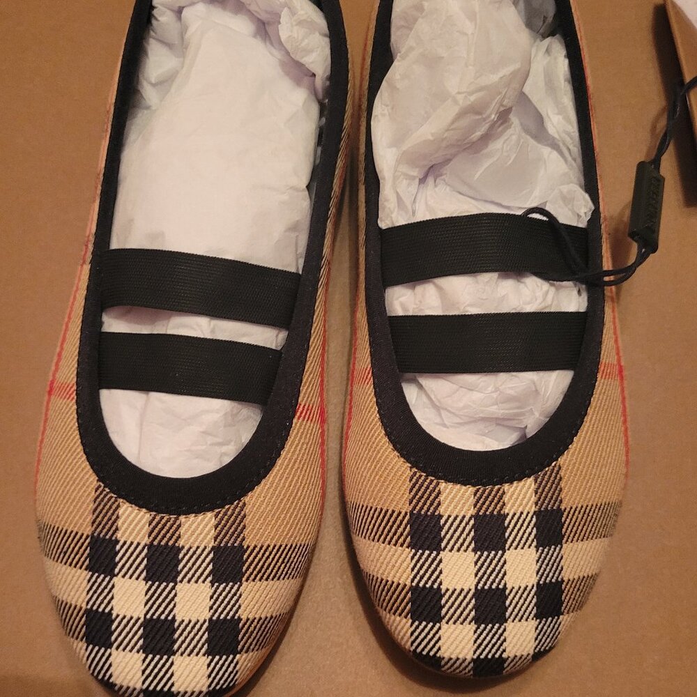 Brand new toddler Burberry shoes eur 27